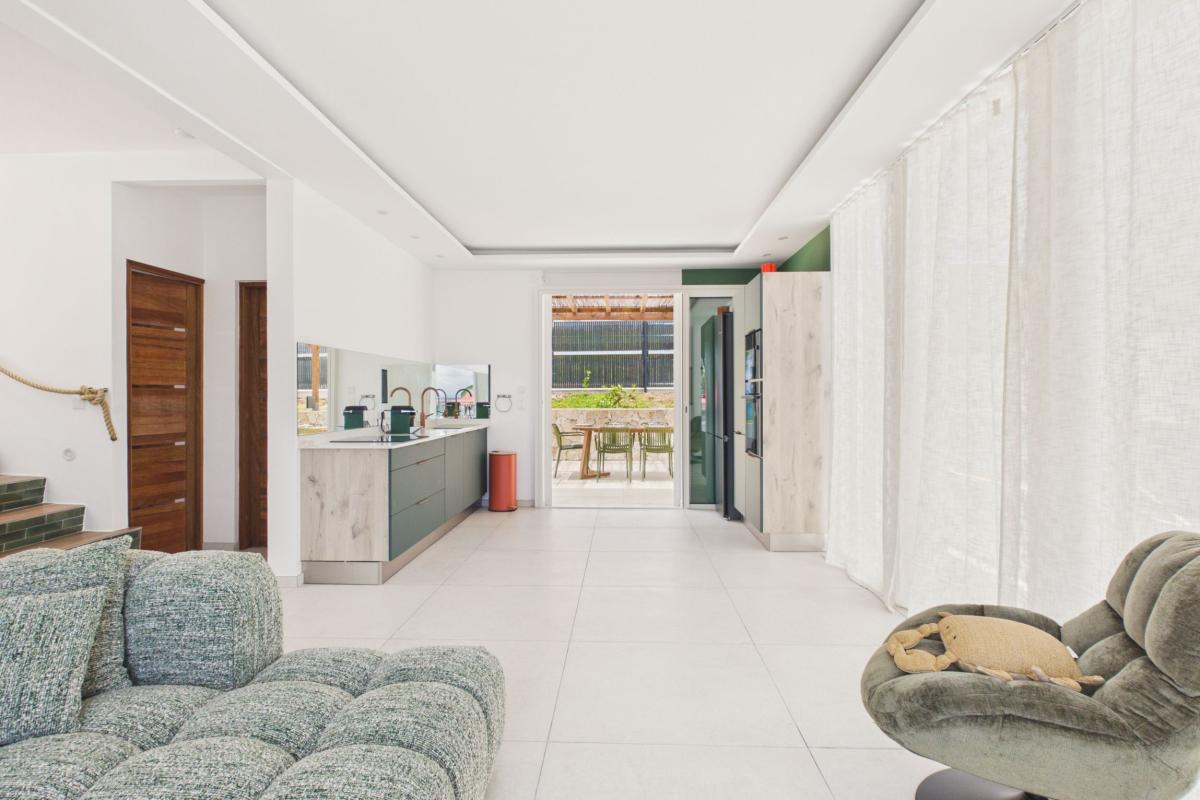 Location villa tout à pied 8 couchages Martinique - salon vue ensemble cuisine